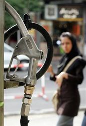 Iran_Oil_woman