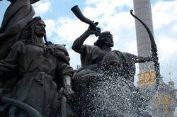 Kiev-statue_Maidan-nezalezhnosti-3