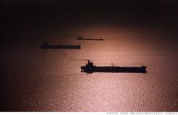 Hormuz_oil-tankers